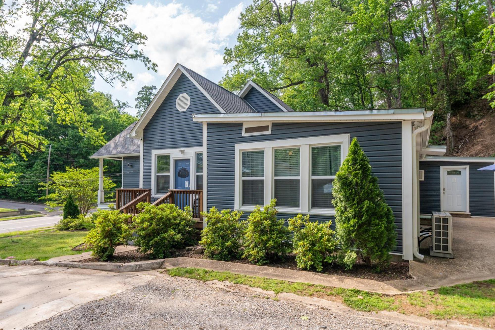 הוט ספרינגס Cedar Blossom Bungalow Is A Cozy Getaway With A 5 Minute Walk To Downtown! מראה חיצוני תמונה